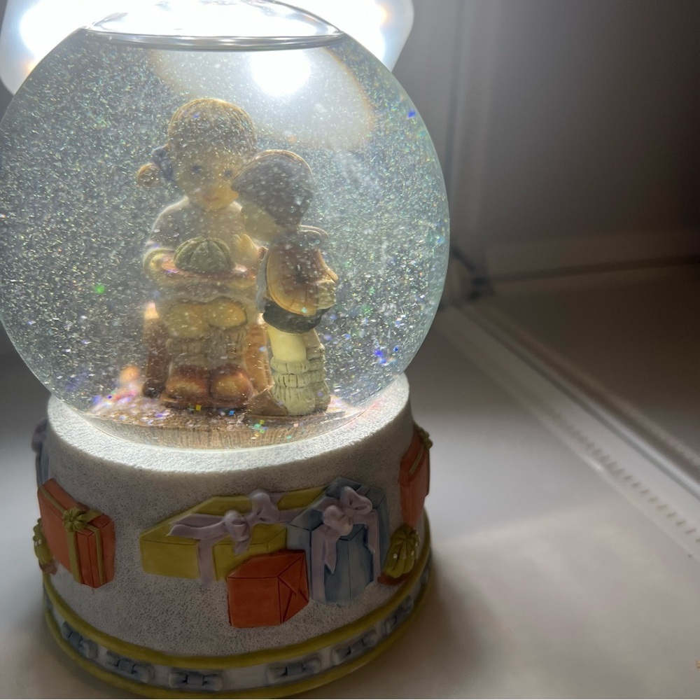 Berta Hummel "birthday treat" Goebel 1999 Snowglobe - Picture 4 of 9